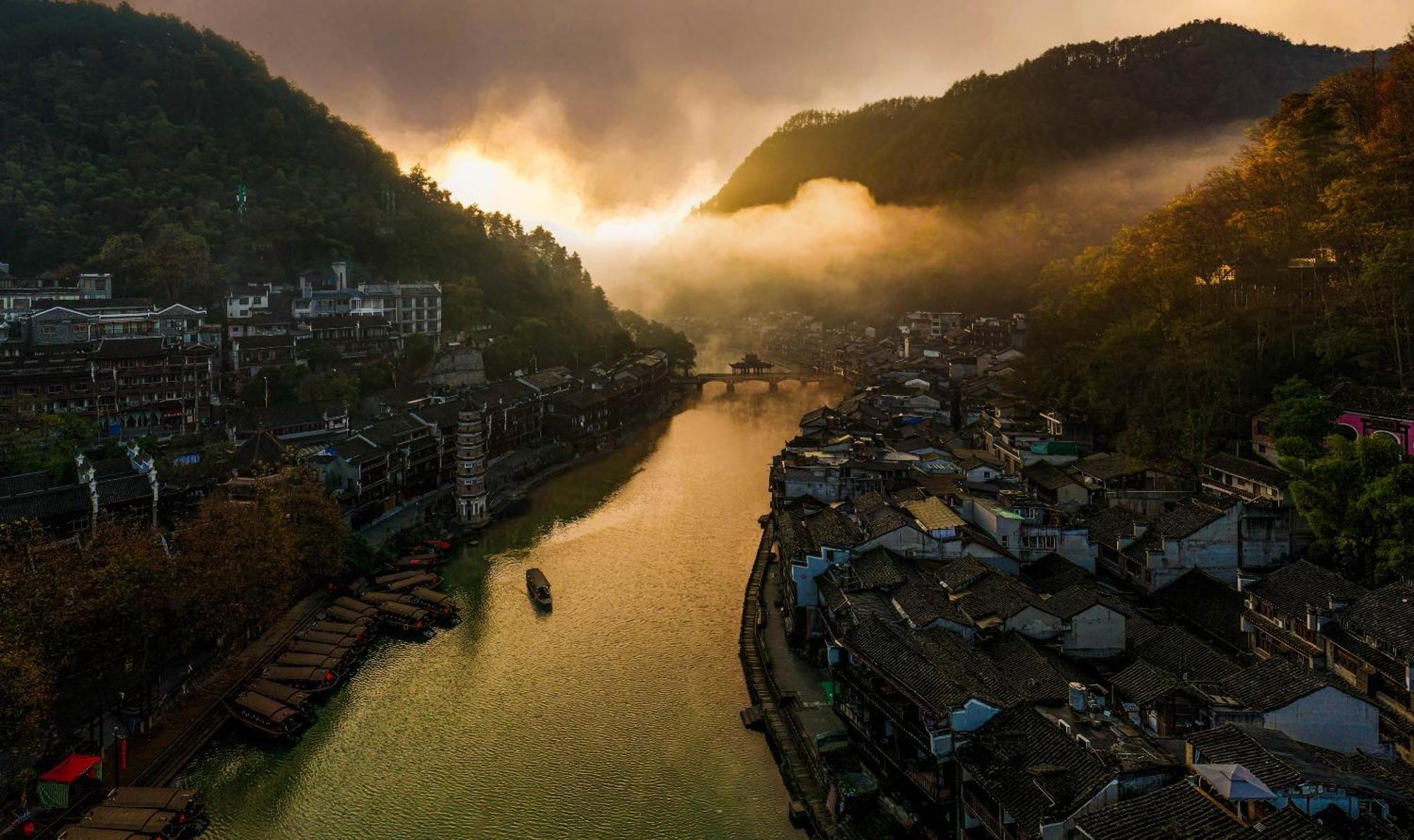 Dream In Fenghuang Apartment Bagian luar foto